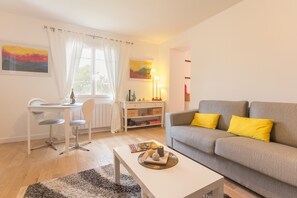 Departamento Confort, 1 habitación, para no fumadores | Sala de estar | Televisión de pantalla plana 