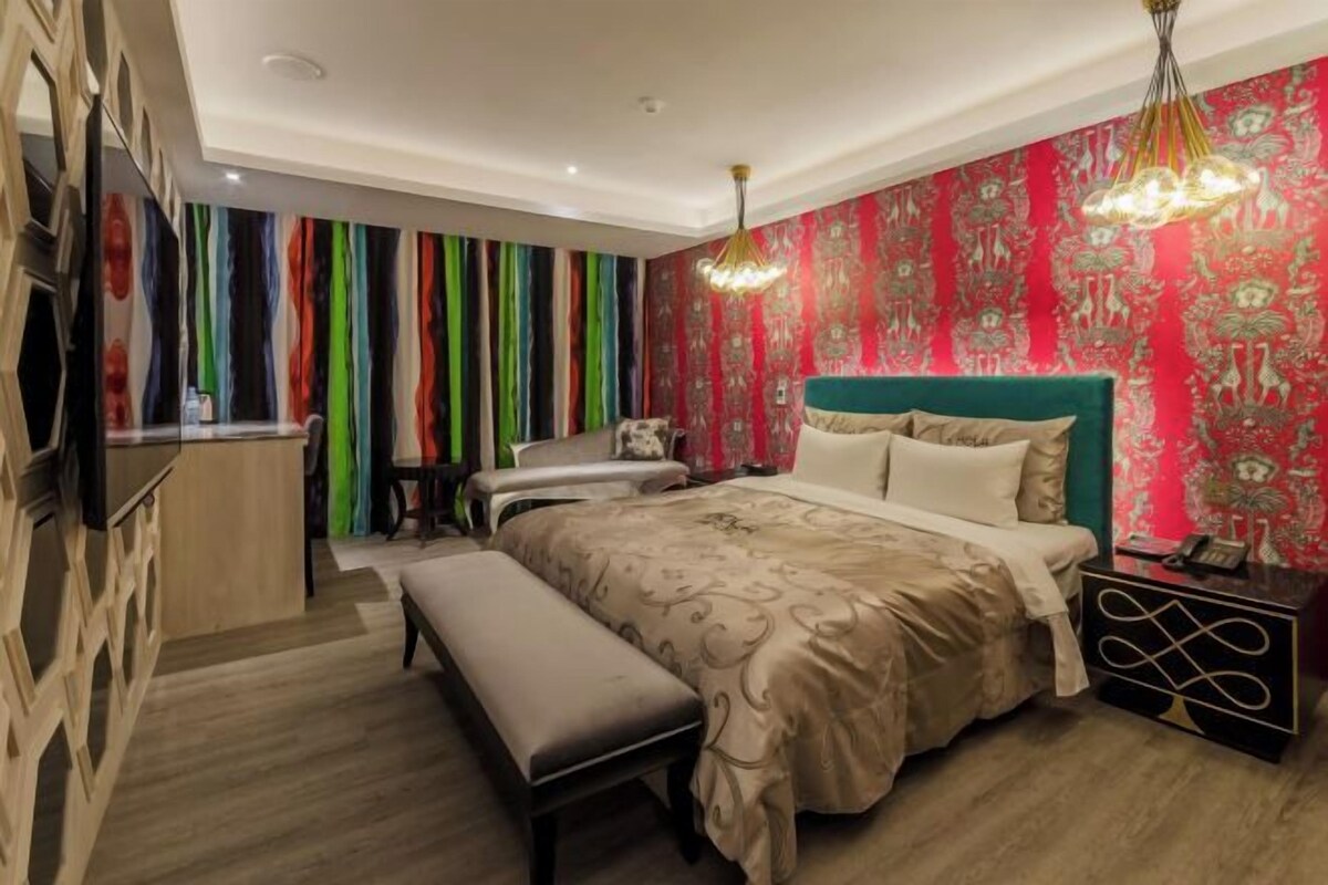 Escritorio, cortinas opacas, wifi gratis y ropa de cama