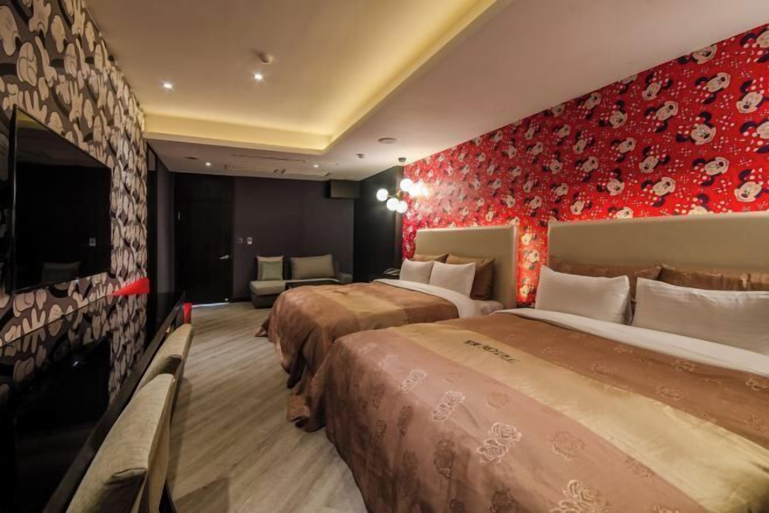 办公桌、遮光窗帘、免费 WiFi、床单