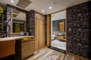Đồ dùng nhà tắm miễn phí, máy sấy tóc, dép đi trong nhà