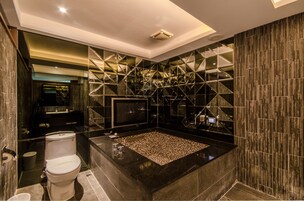 Deluxe Double Room, 1 Queen Bed, Non Smoking | Bathroom | Free toiletries, hair dryer, slippers, towels