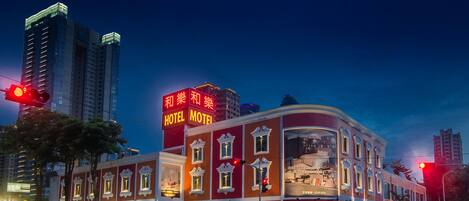 Fachada da propriedade à noite