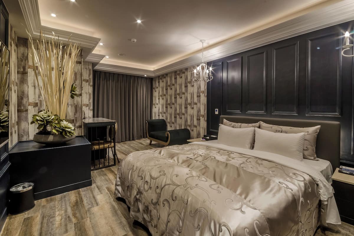 Un dormitorio moderno con una cama grande, un escritorio y una silla.