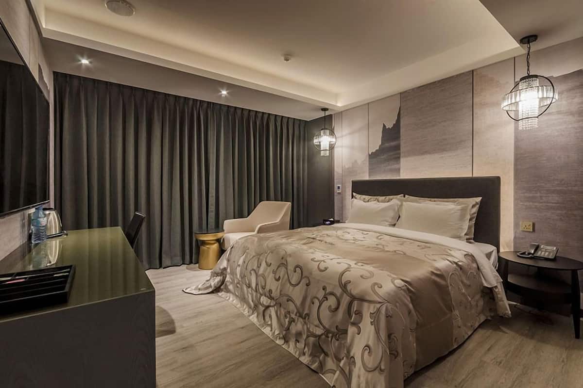 Escritorio, cortinas blackout, wifi gratis y ropa de cama