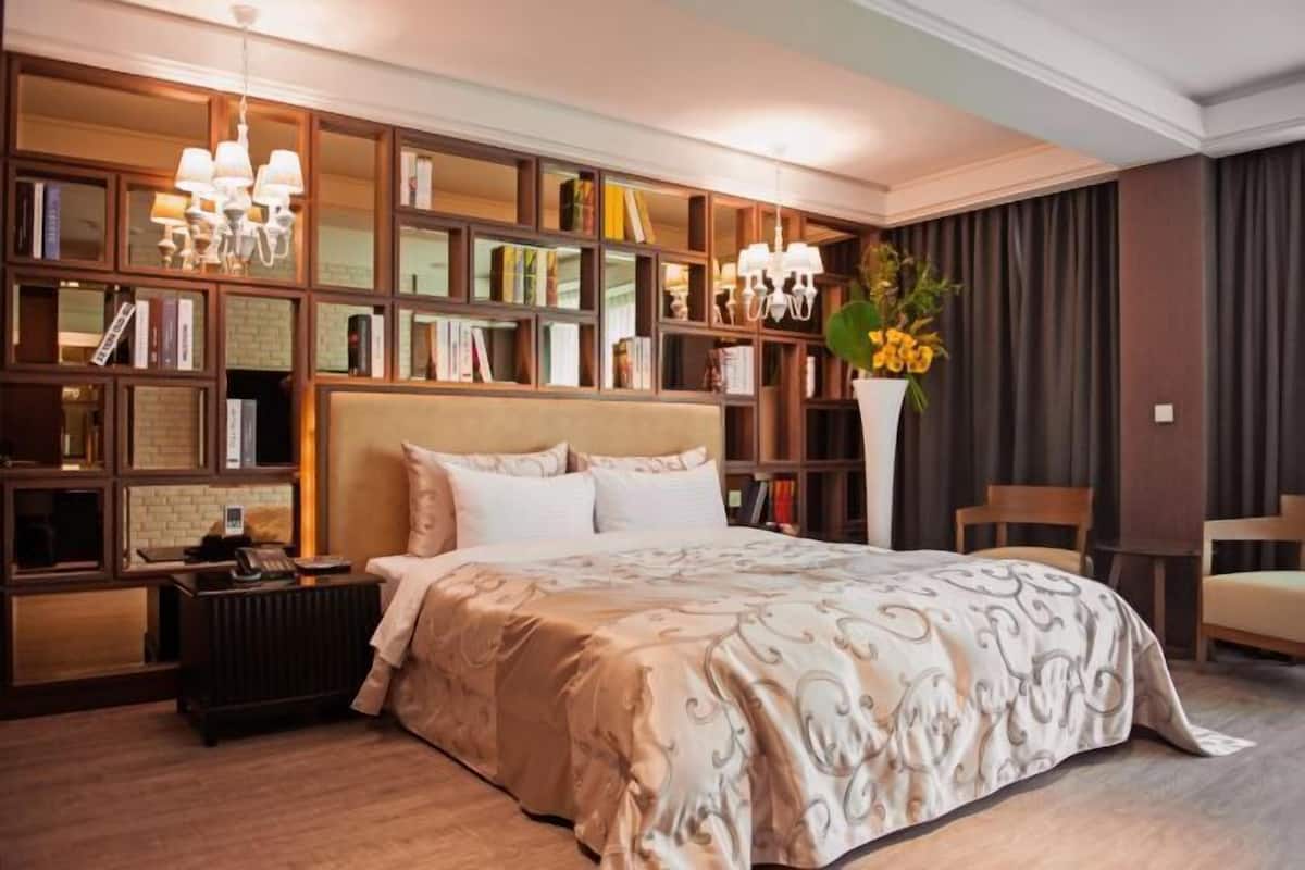 Desk, blackout curtains, free WiFi, bed sheets