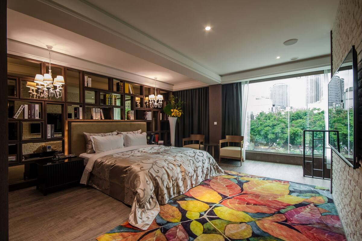 Escritorio, cortinas blackout, wifi gratis y ropa de cama