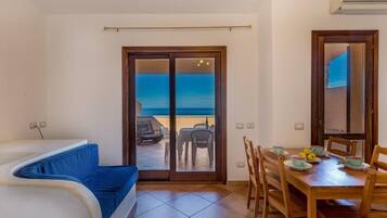 Villa, 2Â Schlafzimmer | Essbereich im Zimmer