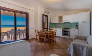 Villa, 2 chambres | Coin séjour | Télévision