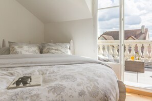Deluxe Double Room, 1 Queen Bed | Premium bedding, pillow-top beds, minibar, individually decorated - L'Escale de Jules et Lily (Bligny-lès-Beaune)