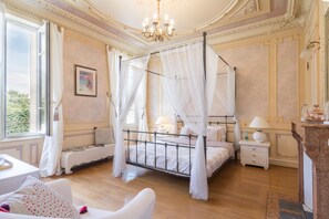 Deluxe Double Room, 1 Queen Bed | Premium bedding, pillowtop beds, minibar, individually decorated - L'Escale de Jules et Lily (Bligny-lès-Beaune)