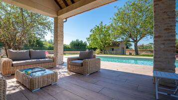 Piscine extérieure, chaises longues