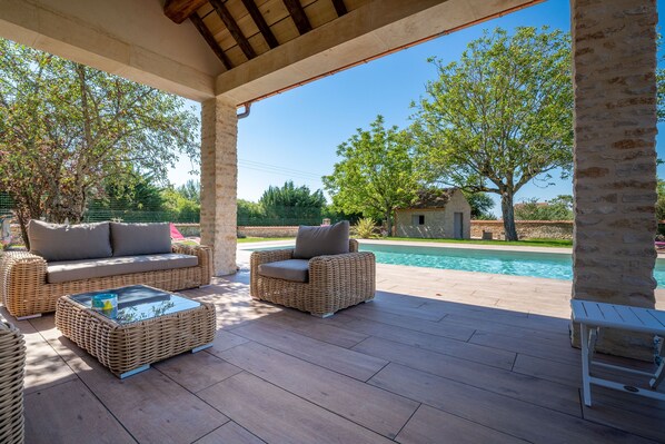 Outdoor pool, sun loungers - L'Escale de Jules et Lily (Bligny-lès-Beaune)