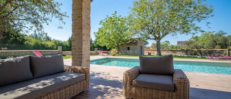 Piscine extérieure, chaises longues