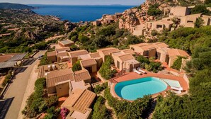 A resort with multiple buildings, a swimming pool, and a view of the sea. - Villa Violetta 1 Bianca (Trinità d'Agultu e Vignola)