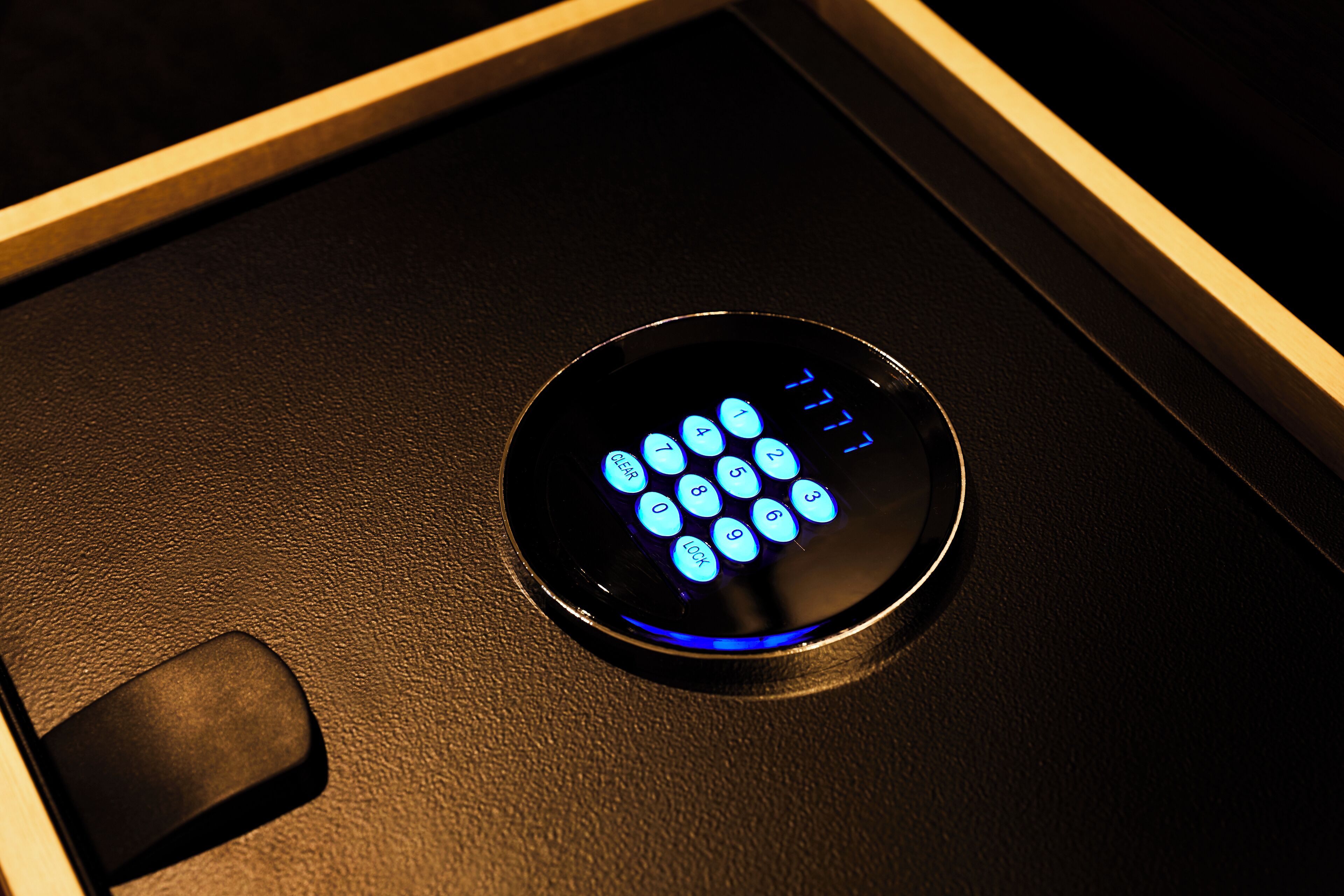 Un teclado con botones iluminados, probablemente para un sistema de seguridad.