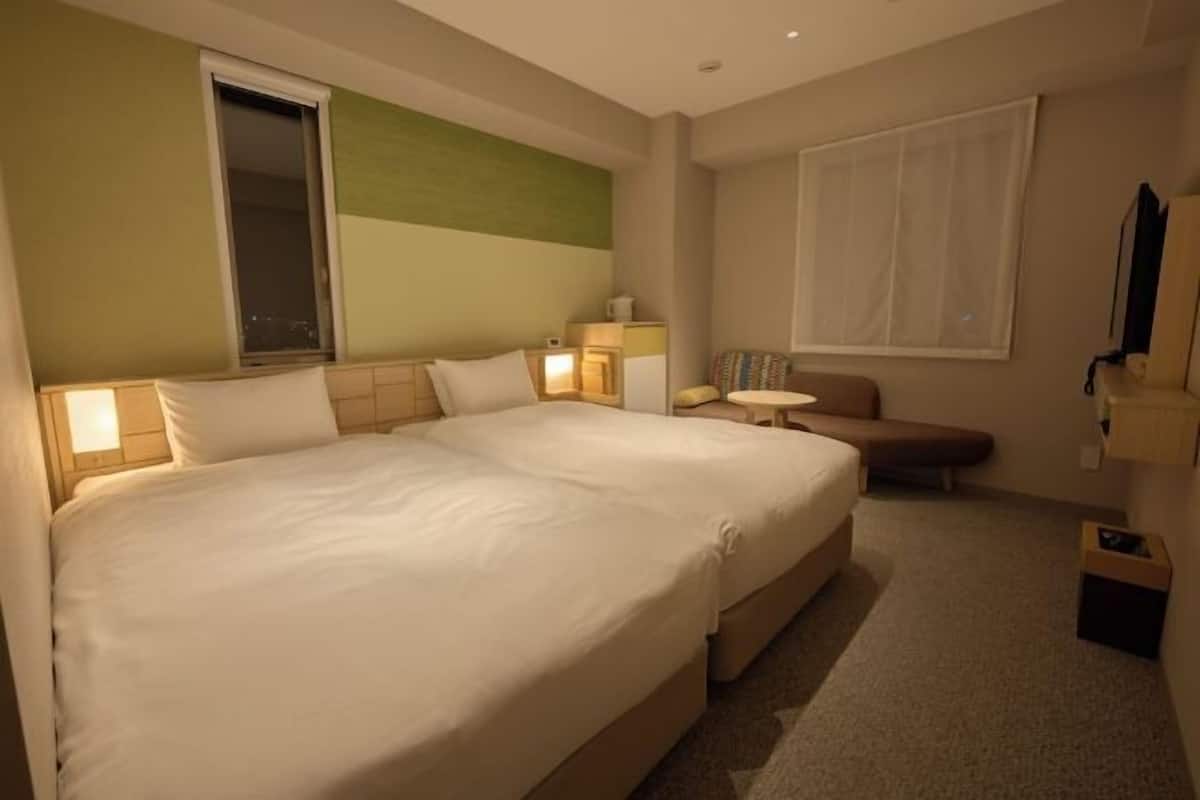 Down comforters, in-room safe, laptop workspace, blackout drapes