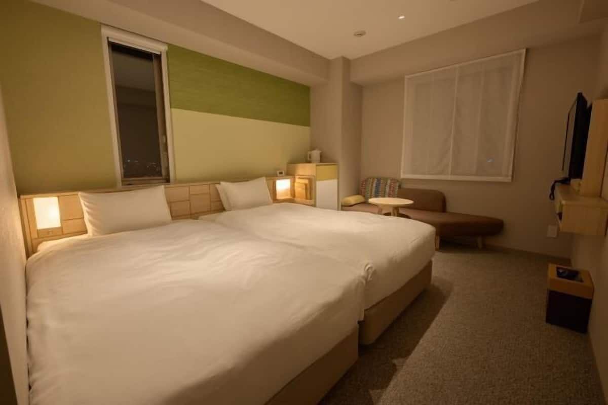 Down comforters, in-room safe, laptop workspace, blackout drapes