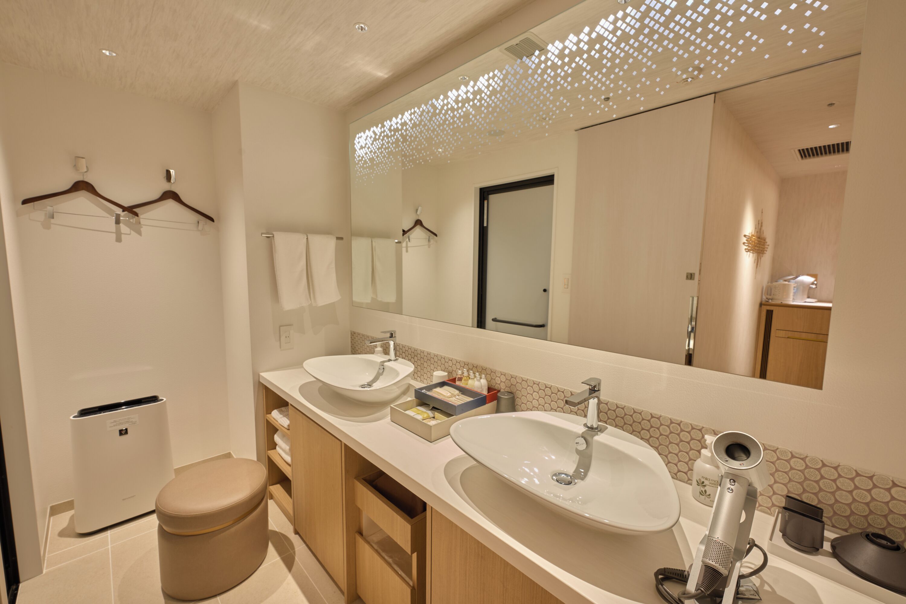 junior suite room, non smoking | bathroom | combined shower/bathtub, free toiletries, hair dryer, slippers