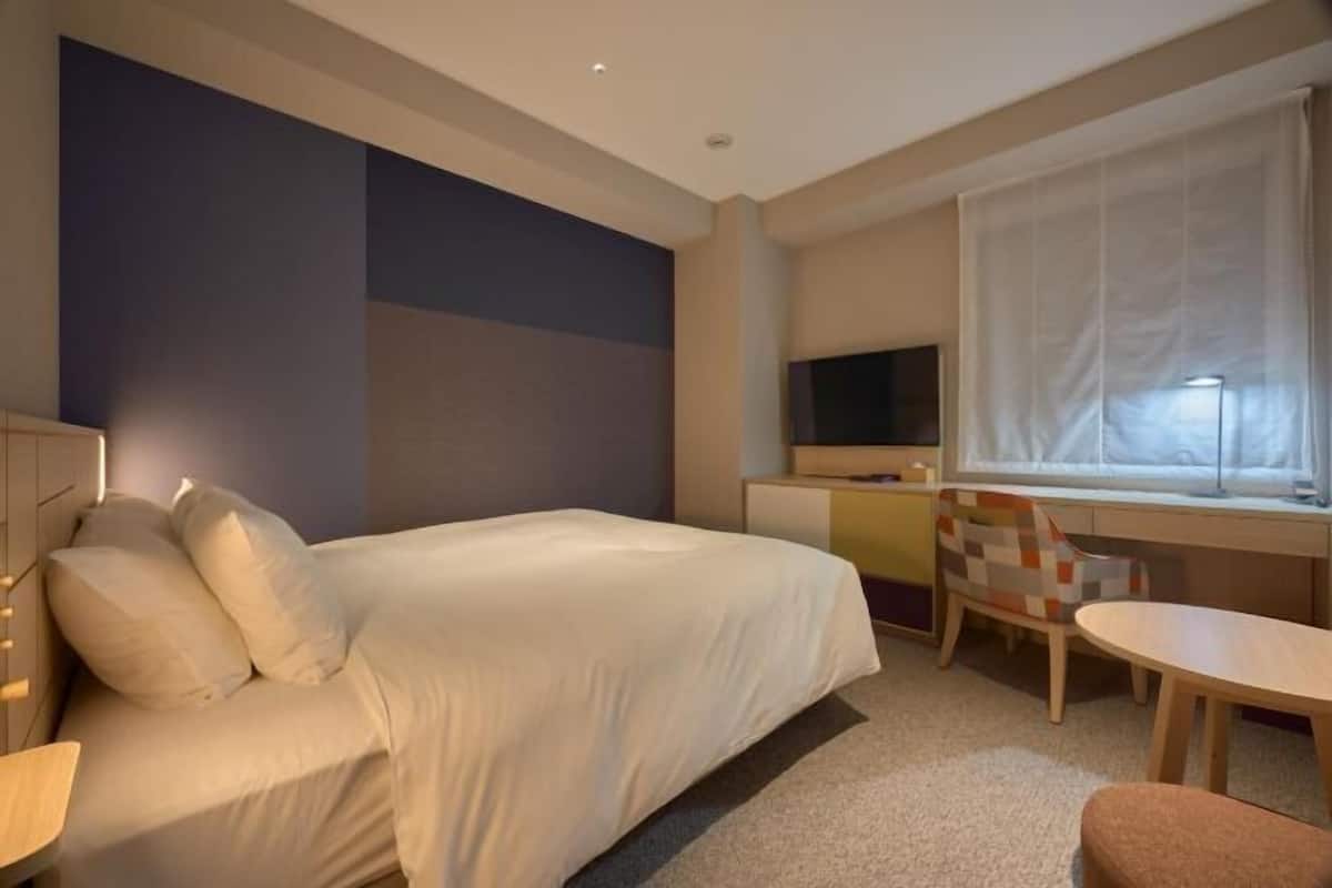 Down comforters, in-room safe, laptop workspace, blackout drapes