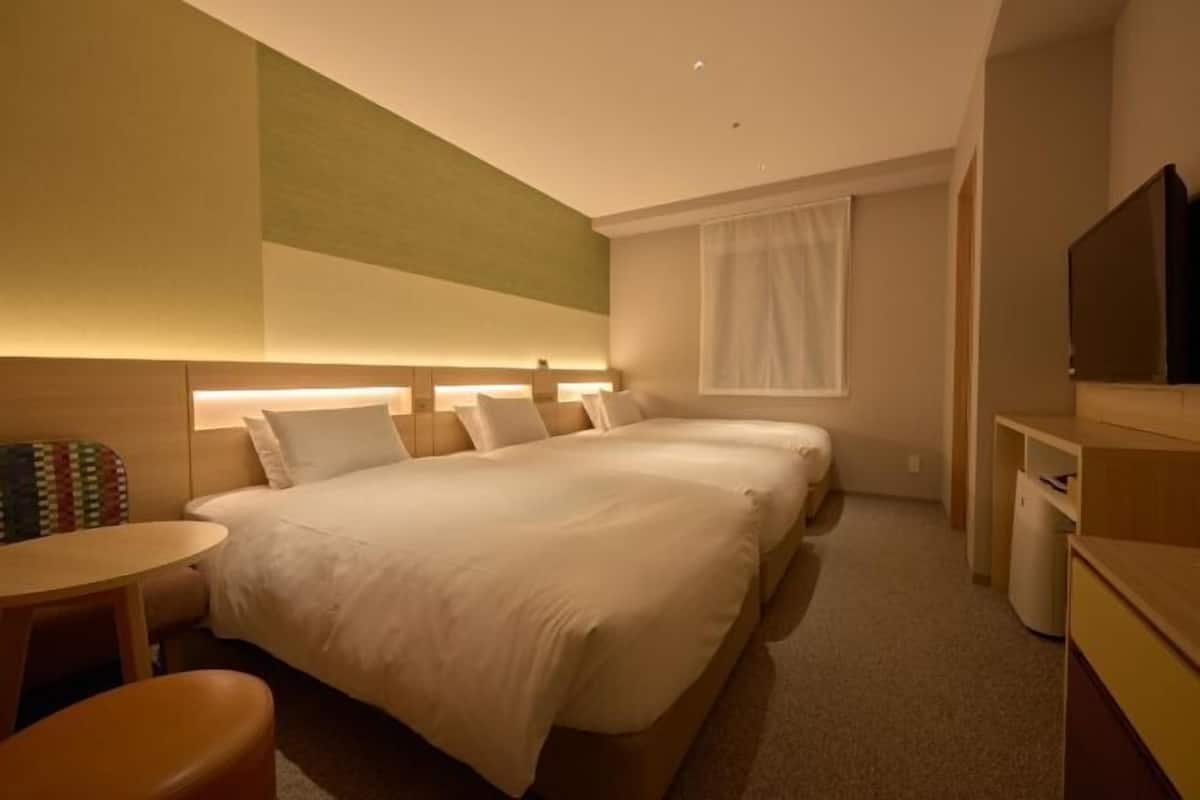 Down comforters, in-room safe, laptop workspace, blackout drapes
