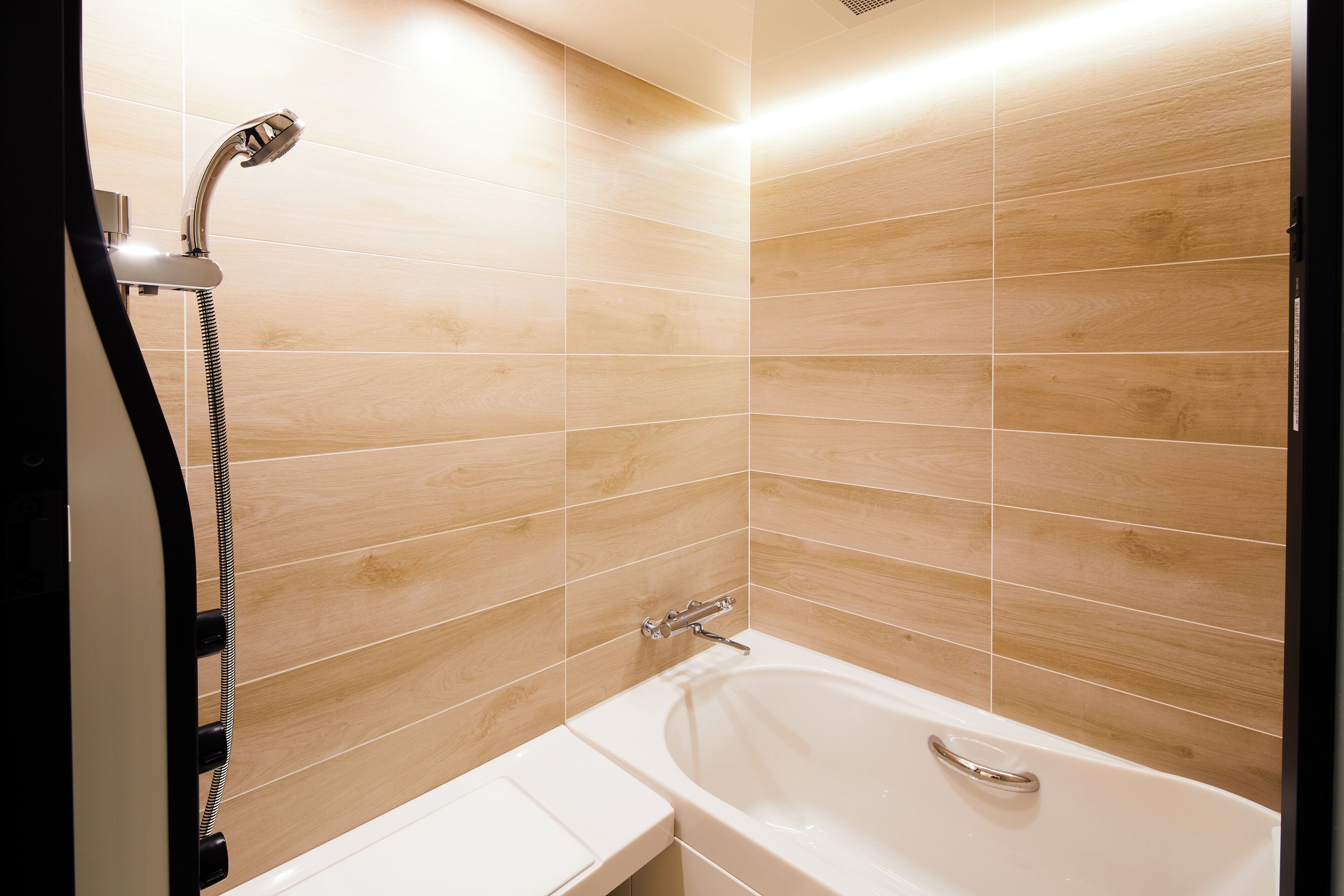 Une salle de bain avec une baignoire, une douche et des toilettes.