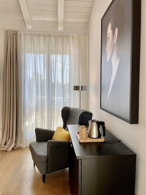 Habitación con 1 cama doble o 2 individuales, vistas al jardín | 1 dormitorio, edredones de plumas, escritorio y wifi gratis