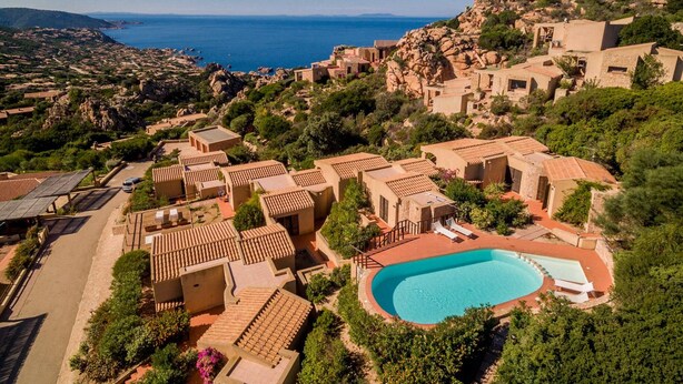 A resort with multiple buildings, a swimming pool, and a view of the sea. - Villa Violetta 3 Verde (Trinità d'Agultu e Vignola)