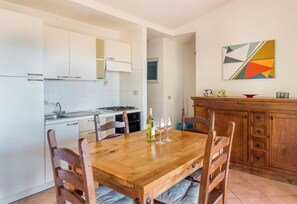 Villa, 2 chambres | Cuisine privée | Réfrigérateur, four, plaque de cuisson, lave-vaisselle