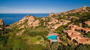 A coastal resort with terraced houses, a swimming pool, and views of the sea. - Villetta Ginepro Rosso (Trinità d'Agultu e Vignola)
