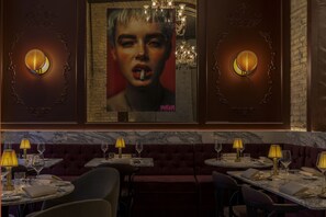 3 restaurantes, se sirven desayunos, comidas, cenas y cocina mexicana