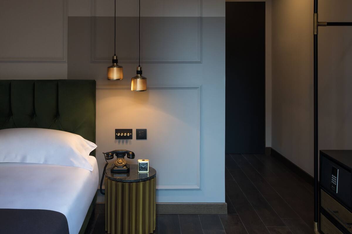 Room (Solo Pad - French Bed) | Premium bedding, minibar, in-room safe, desk