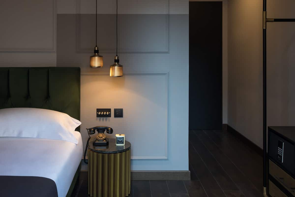 Kamer (Solo Pad - French Bed) | Luxe beddengoed, een minibar, een kluis op de kamer