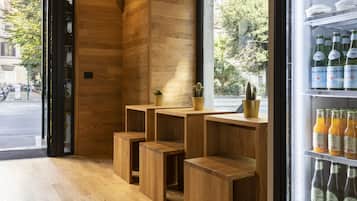 Un interior moderno con asientos de madera y un refrigerador para bebidas.