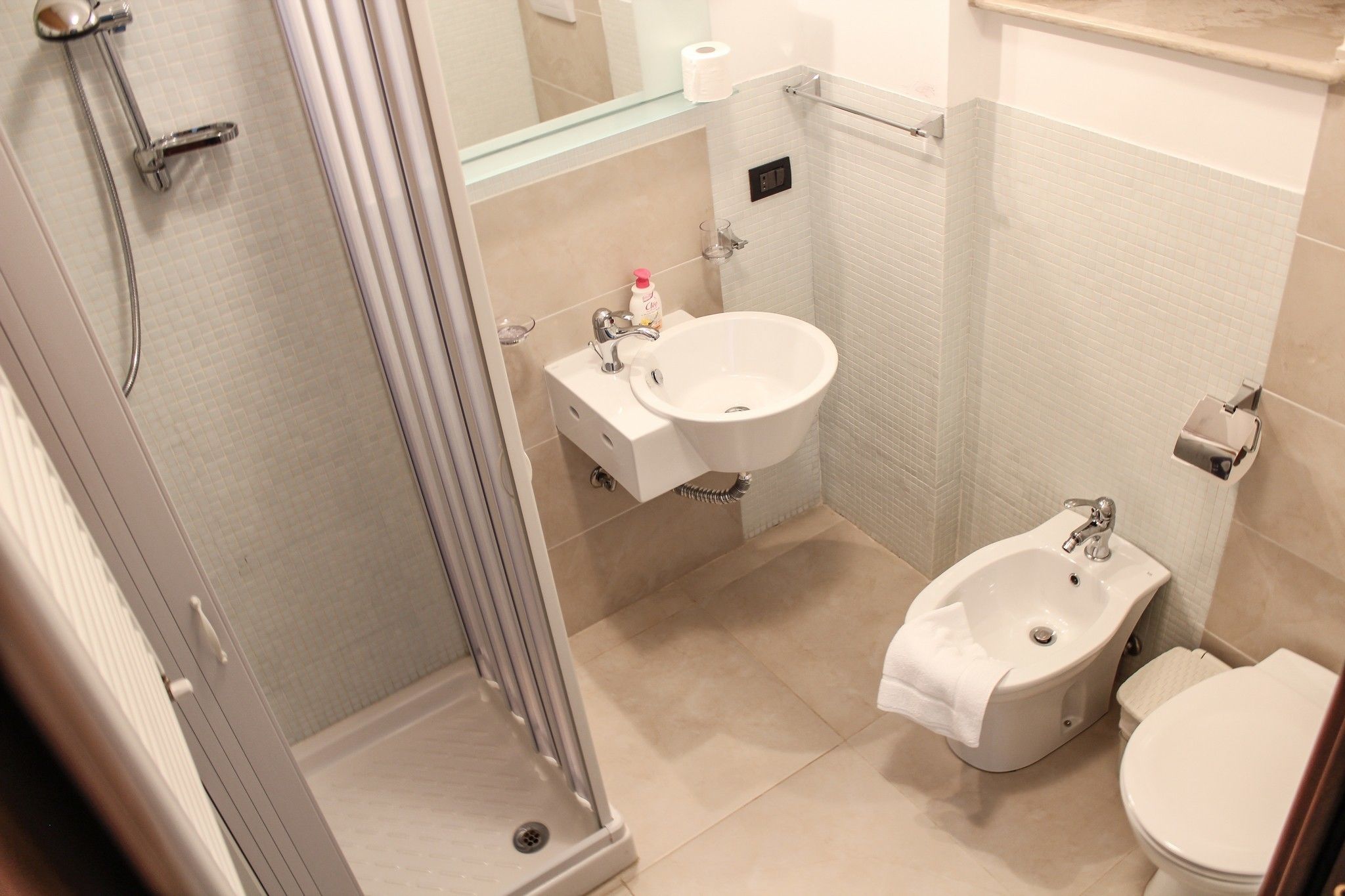 Dusche, kostenlose Toilettenartikel, Haartrockner, Bidet