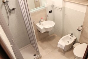 Douche, articles de toilette gratuits, sèche-cheveux, bidet