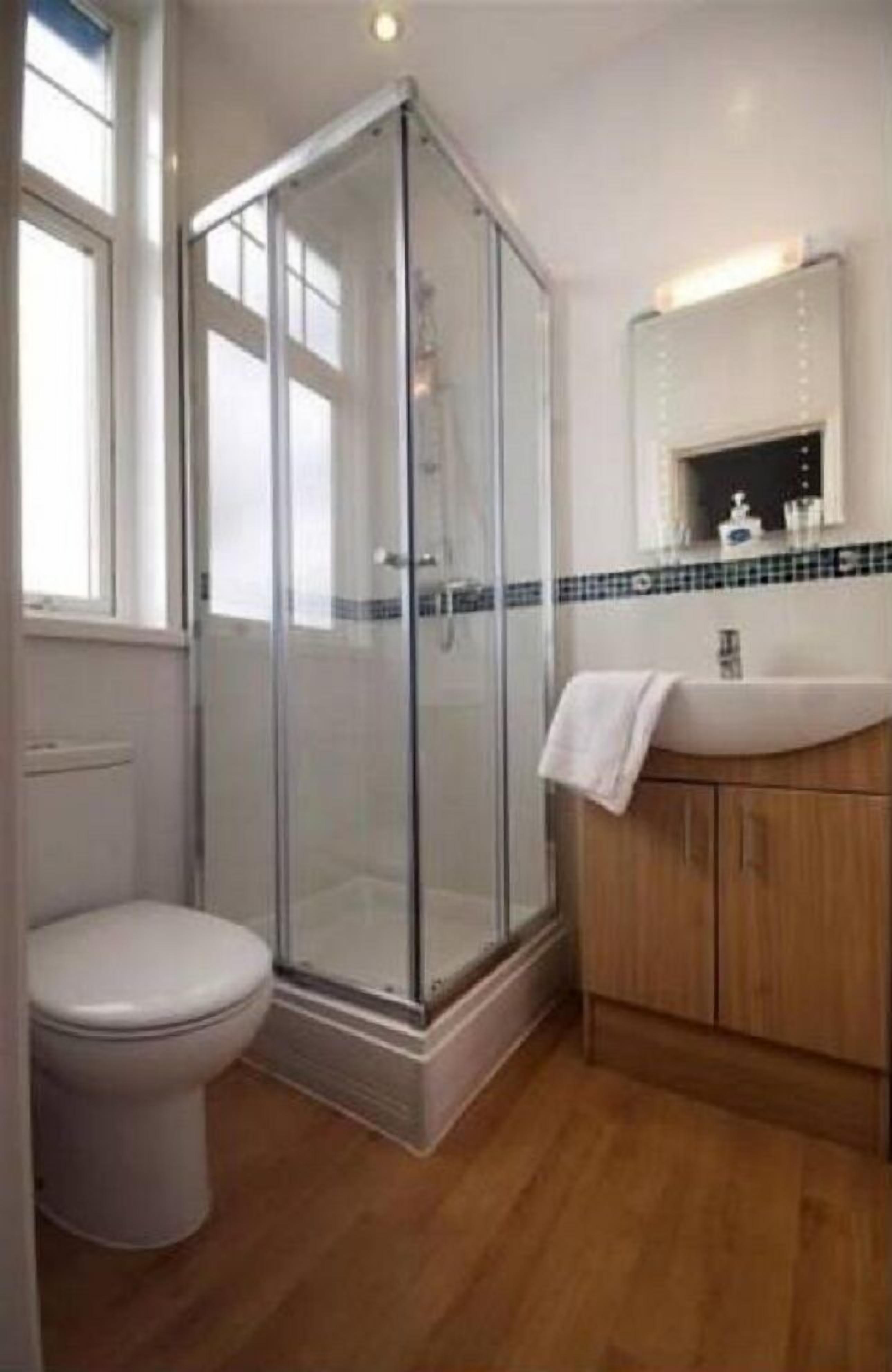 Toalettartikler (inkludert), hårføner og håndklær