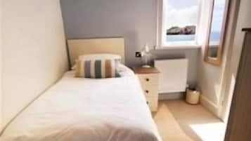 Twin Room | Desk, free WiFi, bed sheets