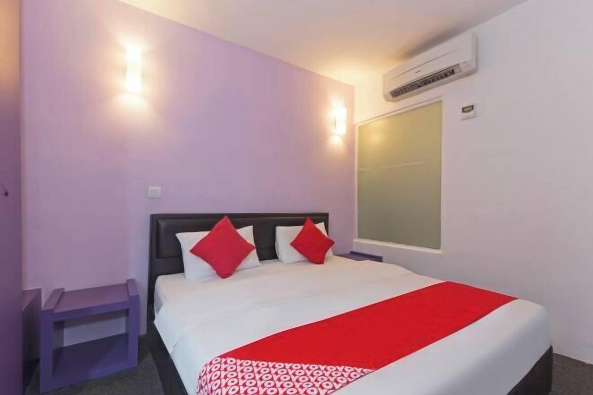 Escritorio, wifi gratis, ropa de cama