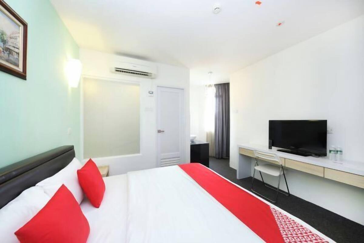 Escritorio, wifi gratis, ropa de cama