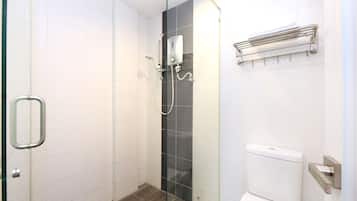 Premium Room, 1 King Bed | Bathroom | Shower, towels