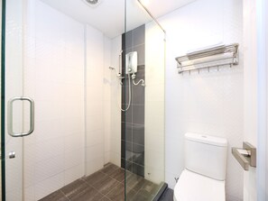 Premium-huone, 1 suuri parisänky | Kylpyhuone | Suihku, pyyhkeet