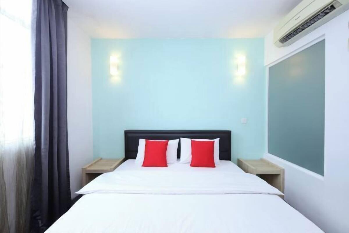 Escritorio, wifi gratis, ropa de cama