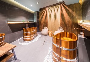 Holiday Package | Spa | Sale per trattamenti di coppia, sauna, vasca idromassaggio, bagno turco