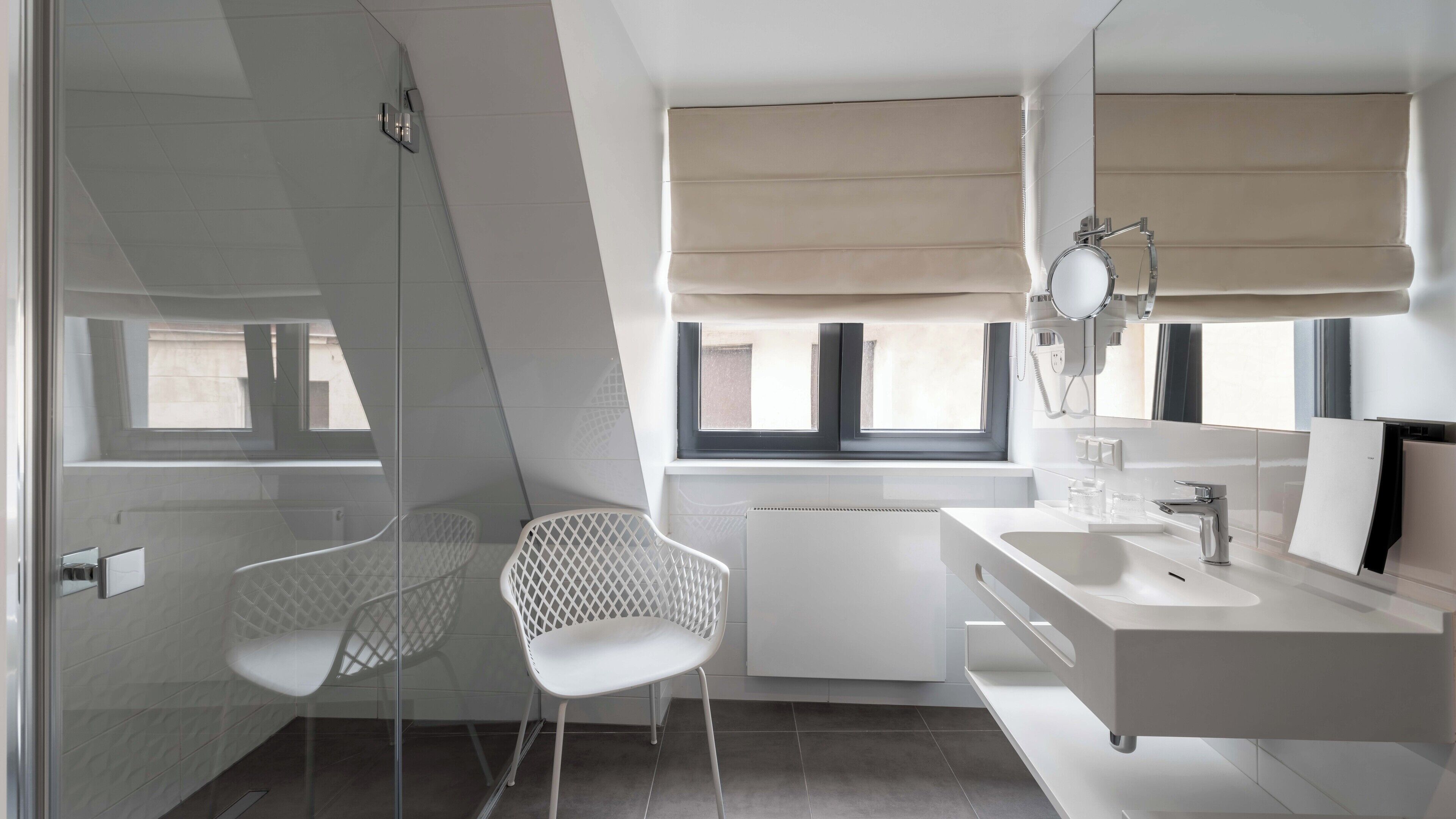 standard single room | bathroom | hydromassage showerhead, hair dryer, heated floors, towels