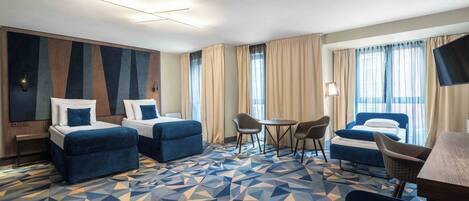Une chambre d’hôtel avec deux lits, une table à manger, des chaises et une lampe sur pied.
