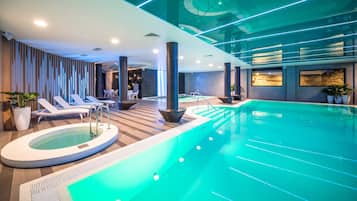 Minibar, caja de seguridad en la habitación y escritorio