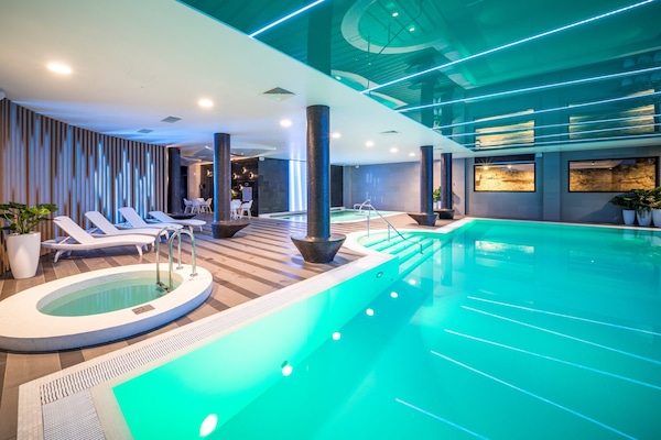 Minibar, odada kasa, masa, güneşlik/perde