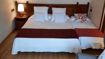 Driepersoonskamer | Luxe beddengoed, bedden met traagschuimmatrassen