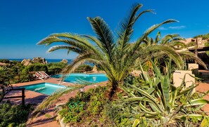 Alberca al aire libre por temporada y camastros 