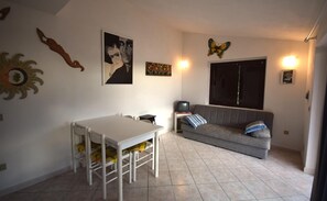 Villa, 2 camere da letto | Area soggiorno | TV a schermo piatto